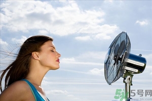 沒空調怎么讓屋里涼快？屋里沒空調怎么降溫？