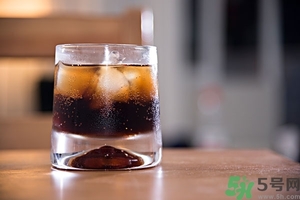 可樂第二天還可以喝嗎？隔夜的碳酸飲料可以喝嗎？
