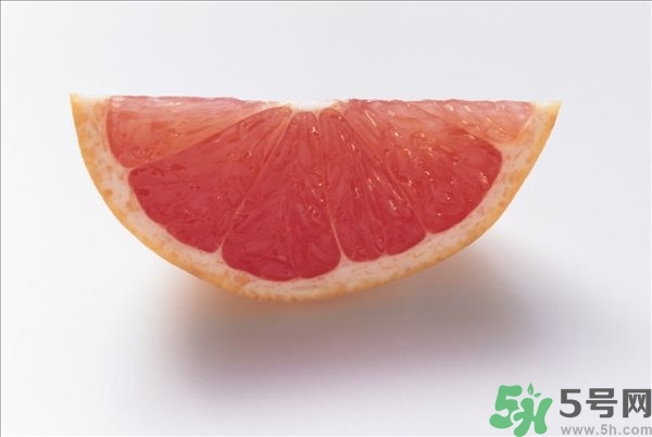 柚子的瓤是紅色正常嗎？柚子里面是紅色的能吃嗎？