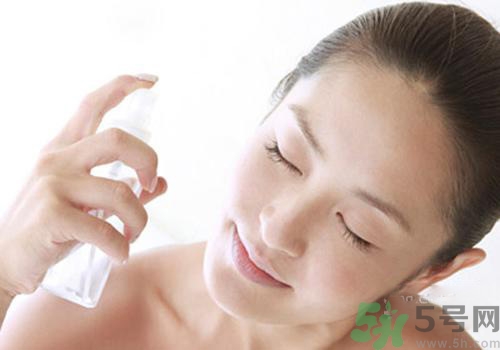 保濕噴霧可以當(dāng)爽膚水嗎？保濕噴霧和爽膚水有什么區(qū)別？