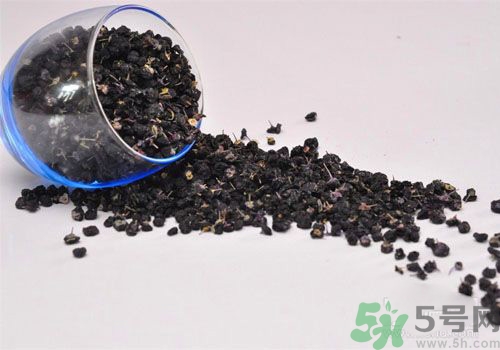 黑枸杞泡水是什么顏色？黑枸杞泡水是紫色的嗎？