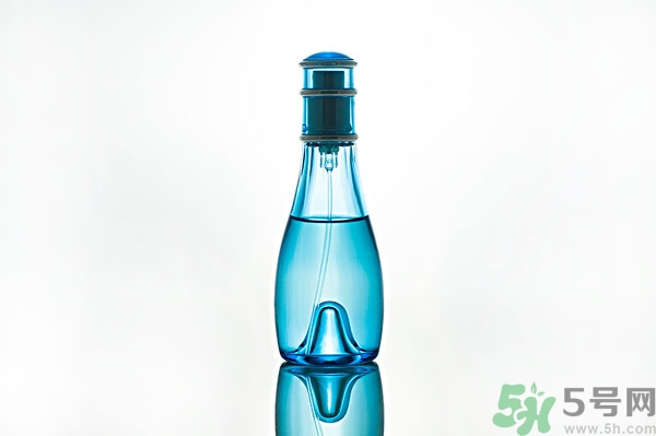 香水過(guò)敏了怎么辦？噴香水對(duì)身體有害嗎？