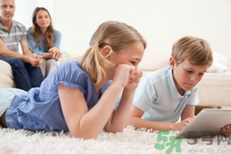 5歲男孩突然大叫頭疼 小孩玩平板電腦的危害有哪些？