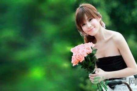 女人為什么一個(gè)胸大一個(gè)胸??？女人的兩個(gè)胸為什么不一般大？