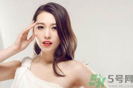 女人為什么一個(gè)胸大一個(gè)胸小？女人的兩個(gè)胸為什么不一般大？
