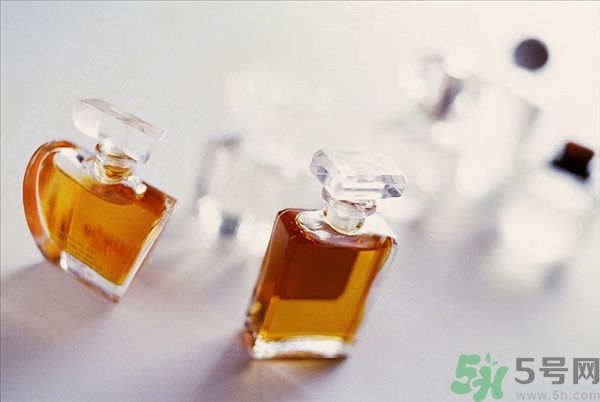 香水噴到臉上去了怎么辦？怎么噴香水才是正確的？