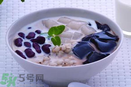 仙草是龜苓膏嗎？仙草和龜苓膏的區(qū)別？