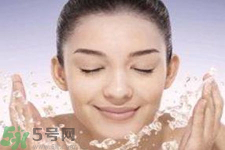 夏季臉上出油怎么回事？夏季臉上出油怎么辦？