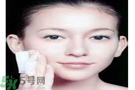 夏季臉上出油怎么回事？夏季臉上出油怎么辦？