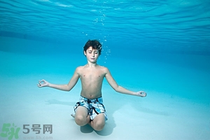 吃完晚飯可以立即游泳嗎？吃完飯游泳對身體好嗎？
