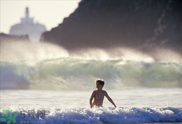 游泳不帶泳鏡可以嗎？在水下可以睜開(kāi)眼睛嗎？