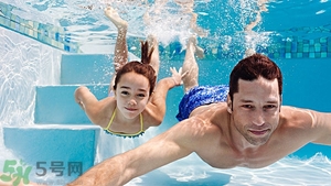 游泳不帶泳鏡可以嗎？在水下可以睜開(kāi)眼睛嗎？