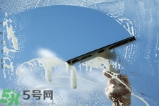 擦玻璃小竅門方法是什么？擦玻璃的小竅門有哪些？