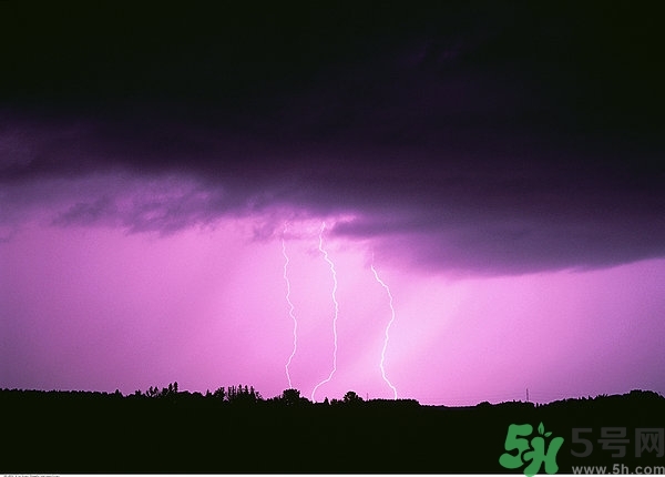 打雷可以撐傘嗎？打雷可以玩筆記本電腦嗎？