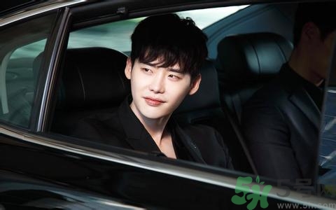 李鐘碩開的什么車？姜哲開的什么車？