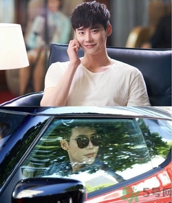 李鐘碩開的什么車？姜哲開的什么車？