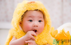 寶寶特別喜歡含著手指睡覺怎么辦？怎樣糾正寶寶含著手指睡覺的習(xí)慣？