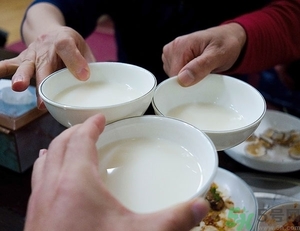 喝糯米酒能豐胸嗎？喝米酒能護膚嗎？