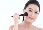 bb霜能涂在眼睛周?chē)鷨?？bb霜涂在眼睛周?chē)惺裁春μ帲?></a>
<p class=