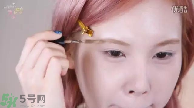 戴眼鏡怎么化妝？眼鏡妝怎么畫(huà)