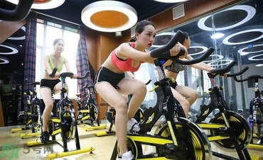 女生可以練腹肌嗎？女生怎么練腹?。?></p><h4>2、抬腿上卷腹法</h4><p>這個方法也需要一個瑜伽墊，它主要鍛煉的是上腹部的肌肉。先躺在瑜伽墊上，然后將雙腿抬起向上舉起，雙手也伸直向上，當(dāng)背部向前卷曲的時候，讓雙手和雙腳相觸，就完成了這個動作，這組動作反復(fù)進行就可以了，雙手不一定要碰到腳背，對于肢體較僵硬的人來說，雙手和雙腳能碰到就很不容易了。</p><h4>3、轉(zhuǎn)體卷腹練法</h4><p>轉(zhuǎn)體卷腹，顧名思義，就是左右交替進行卷腹的動作，這樣的鍛煉方式主要是使腹斜肌能得到鍛煉。首先平躺下來，然后將雙腿屈膝，雙手放在耳朵兩側(cè)；然后用上半身的力量開始進行卷腹動作，并且左手手肘要碰到右膝，右手要碰到左膝，左右交替進行，并重復(fù)做幾組。</p><p style=