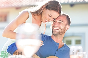 女生喜歡成熟的男生嗎？女生喜歡成熟穩(wěn)重的類型嗎？