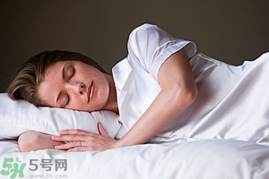 女生趴著睡對乳房好嗎？女生趴著睡對胸部有什么壞處？