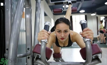 女生跑步機減肥速度多少合適？女生去健身房減肥做哪些器械？