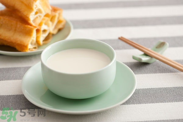 豆奶粉結(jié)塊還能喝嗎？豆奶粉分層還能喝嗎？
