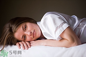 女生趴著睡對乳房好嗎？女生趴著睡對胸部有什么壞處？