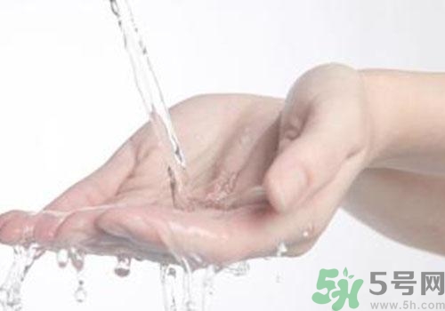 高錳酸鉀染手上了怎么辦？高錳酸鉀染手上了怎么洗掉？