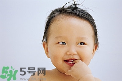 寶寶為什么喜歡咬指甲？寶寶咬指甲是怎么回事？