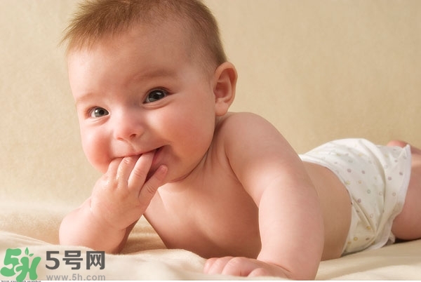 寶寶為什么喜歡咬指甲？寶寶咬指甲是怎么回事？