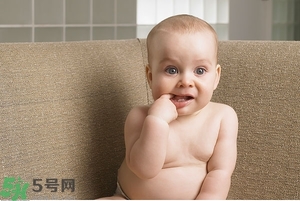 寶寶為什么喜歡咬指甲？寶寶咬指甲是怎么回事？