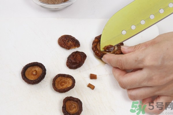 板栗燉鴨好還是燉雞好？栗子燒雞的家常做法