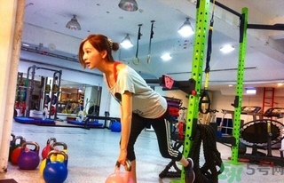 女生健身喝什么牛奶好？女生健身吃什么好？