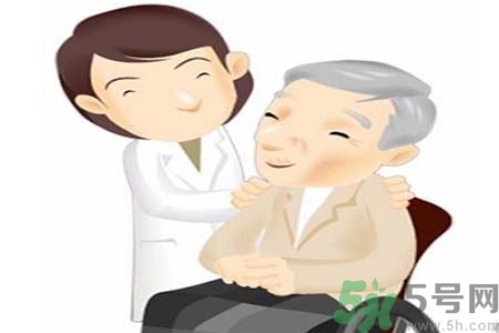 帕金森是發(fā)病原因？帕金森會(huì)引發(fā)什么疾?。?></p><h3>帕金森的發(fā)病原因</h3><p>帕金森病的確切病因至今未明。遺傳因素、環(huán)境因素、年齡老化、氧化應(yīng)激等均可能參與PD多巴胺能神經(jīng)元的變性死亡過(guò)程。</p><h4>年齡老化</h4><p>PD的發(fā)病率和患病率均隨年齡的增高而增加。PD多在60歲以上發(fā)病，這提示衰老與發(fā)病有關(guān)。資料表明隨年齡增長(zhǎng)，正常成年人腦內(nèi)黑質(zhì)多巴胺能神經(jīng)元會(huì)漸進(jìn)性減少。但65歲以上老年人中PD的患病率并不高，因此，年齡老化只是PD發(fā)病的危險(xiǎn)因素之一。</p><p style=