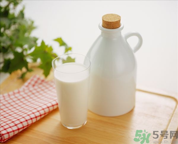 健身喝什么牛奶？健身喝全脂牛奶還是脫脂牛奶？