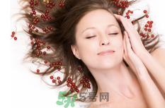 心腦血管病人吃什么食物好？如何預防心腦血管疾?。?></p><h3>心腦血管病人吃什么好</h3><h5>1. 常喝蘋果汁會降低心臟病的患病率。這是因為蘋果汁中的抗氧化劑有利于心臟的健康運轉(zhuǎn)。</h5><h5>2. 少食 就是限制進食的數(shù)量和種類，少食用高脂肪和高膽固醇食物，如油類、肥肉類食品，動物內(nèi)臟，少鹽 吃鹽過多，會導致鈉水潴留，增加血容量，加重心臟負擔。</h5><h5>3. 多補充膳食纖維素，纖維素主要存在于蔬菜中，以竹筍、梅干菜、芹菜、韭菜為代表，糧食作物中以黃豆、燕麥含量較多，如每天攝入26克纖維素，就可降低女性患心臟病的危險，同時心肌梗塞的危險也相對降低。多補充維生素，葉蔬菜中富含維生素C；肉類、谷物、花生、酵母中富含維生素PP；油脂、豆類、蔬菜中富含維生素E。多補充微量元素，硒能保護心臟，防止病毒感染，是心臟的守護神。</h5><h5>4. 在對心臟有益的食物中，核桃排在首位。</h5><h5>對心臟有益的食物有:全麥、燕麥、糙米、扁豆、洋蔥、蒜頭、菇、茄子 。水果類：蘋果富含纖維物質(zhì)，可補充人體足夠的纖維質(zhì)，降低心臟病發(fā)病率，還可以減肥。 香蕉，鉀元素的含量很高，這對人的心臟和肌肉功能很有好處。櫻桃，能幫助人保護心臟健康 。黑莓，同等重量黑莓中纖維物質(zhì)的含量是其他水果的3倍多，對心臟健康有幫助。鵝肉和鴨肉的化學結(jié)構(gòu)很接近橄欖油，對心臟有好處，尤其是老人不妨適當多吃點。雞肉是公認的“蛋白質(zhì)的最佳來源”，老人、孩子更要及時補充。吃過肉記得喝鮮湯，最優(yōu)質(zhì)的湯非雞湯莫屬，特別是母雞湯，還有防治感冒、支氣管炎的作用，尤其是冬春季，也就是現(xiàn)在喝效果更好。</h5><h5>5. 心臟病患者,不宜吃含水量較多的西瓜等,以免增加心臟負擔。宜吃柿子、芒果、木瓜、桃子、香蕉、哈密瓜、草莓、奇異果、檸檬、石榴、桔子。這些水果都含有豐富的鉀，而鉀能防止體內(nèi)鈉的積蓄，從而可以預防高血壓等疾病。</h5><h3>心腦血管疾病如何預防<br/></h3><p style=