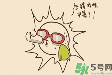 秋老虎如何謹防皮膚?。壳锢匣⑷绾晤A防皮膚?。?></p><h4>“涼席皮炎”</h4><p>患者睡于涼席，軀干、四肢等接觸涼席的部位出現(xiàn)分布不均的紅斑、丘疹，奇癢難忍，有的搔抓后還出現(xiàn)紅腫等感染癥狀，醫(yī)生們稱這種病為“涼席皮炎”。</p><p>“涼席皮炎”的發(fā)病原因大致有兩鐘，一是因涼席材料而導致的涼席過敏癥，一般來說，用繩、葦、草編成的涼席容易使人過敏，而使用竹、藤編制的涼席過敏者少；第二就是受螨蟲的叮咬而導致皮膚炎癥，出現(xiàn)這樣的病癥，從皮疹上常?？梢砸捯娽橆^大小的咬痕或淤點。</p><p>防治措施</p><p>首先須選擇好涼席。草席既容易生螨蟲，也常常是過敏源；凡是有過皮膚過敏史的人，要慎重選擇。第二，要保持涼席的清潔衛(wèi)生，要經(jīng)常對涼席進行高溫消毒(開水燙洗)，放到陽光下暴曬，這樣才能將肉眼不易看見的螨蟲及其蟲卵殺死。一旦發(fā)生“涼席皮炎”，不可隨意搔抓，可先根據(jù)皮膚特征，分清是過敏還是“螨害”。如是過敏，要脫離過敏源(如更換涼席或不用涼席)，如果是“螨害”，則在殺死螨蟲的同時，在醫(yī)生的指導下用一些局部外用藥進行治療。</p><p style=