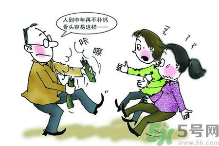 預(yù)防骨病的方法？秋季教你如何預(yù)防骨?。?></p><h4>常曬床墊可防頸椎腰椎病</h4><p>每天睡在潮濕的床墊上，等于“久臥濕地”，寒濕侵入體內(nèi)，就會加重病情，要注意經(jīng)常曬曬床墊。</p><h4>鮮核桃能補(bǔ)肝腎防骨病</h4><p>大量的臨床實(shí)踐證明，通過補(bǔ)肝腎的確能夠使人體的骨密度得以提高，增強(qiáng)椎間盤纖維環(huán)的彈性。核桃有“長壽果”之稱，含有豐富的蛋白質(zhì)、脂肪、礦物質(zhì)和維生素。核桃仁能補(bǔ)腎助陽、補(bǔ)肺斂肺、潤腸通便。鮮核桃含有的維生素e更加豐富，可以補(bǔ)肝腎，有骨科疾病的人可以適當(dāng)多吃。</p><p style=