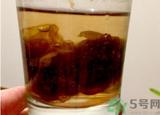 胖大?？梢院途栈ㄒ黄鹋菟葐?？胖大海和菊花一起泡水喝的功效