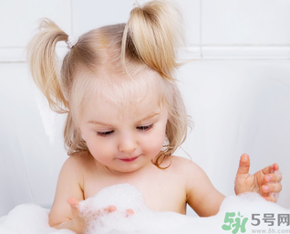 秋季嬰兒要每天洗澡嗎？秋季給嬰兒洗澡的正確步驟