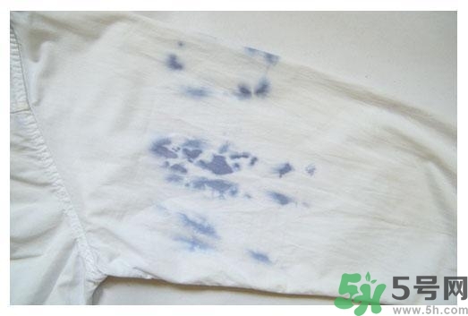 衣服長黑點怎么洗掉？衣服上長霉點怎么去除？