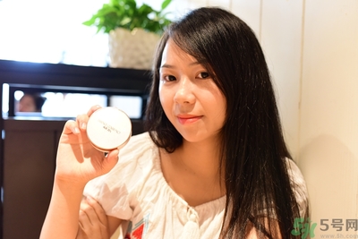 age20s粉底霜粉色和白色有什么區(qū)別？