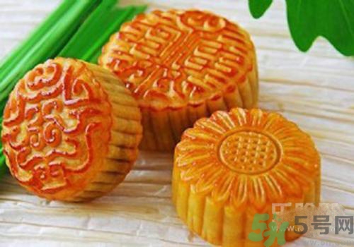 月餅裂開(kāi)了是怎么回事？月餅開(kāi)裂了可以吃嗎？