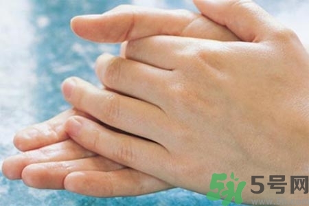 手指關(guān)節(jié)疼痛的原因是什么？手指關(guān)節(jié)痛如何治療？