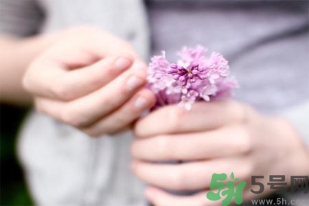 ?手指關(guān)節(jié)疼痛的危害？如何緩解手指關(guān)節(jié)疼痛？