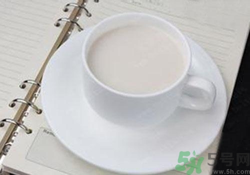 純牛奶和酸奶哪個營養(yǎng)更高？喝純牛奶好還是酸奶好？