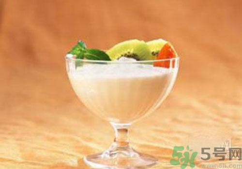 純牛奶和酸奶可以一起吃喝嗎？純牛奶和酸奶一起喝有什么好處？